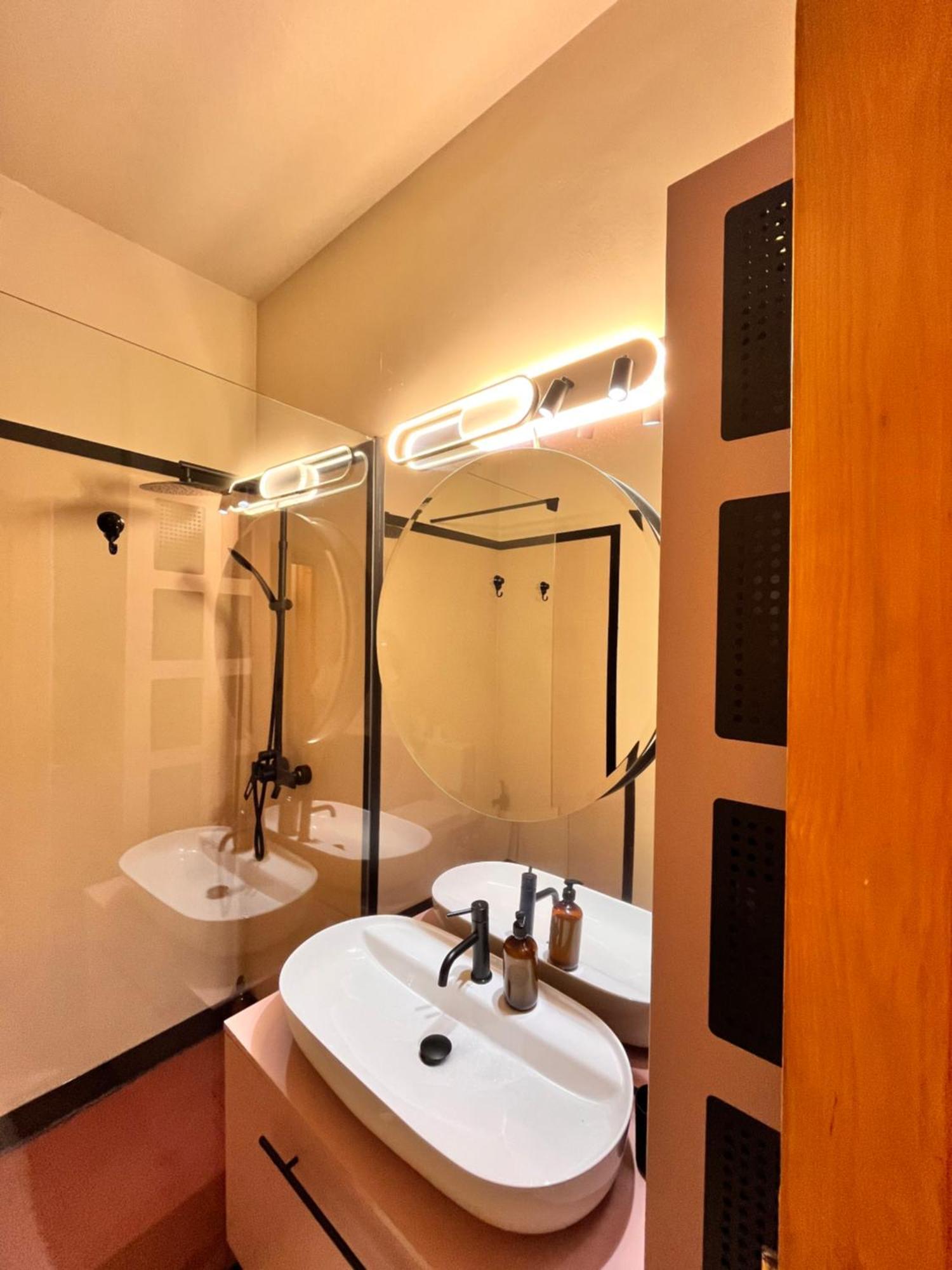 Center Unirii Square Private With View - Shared Amenities בית אירוח