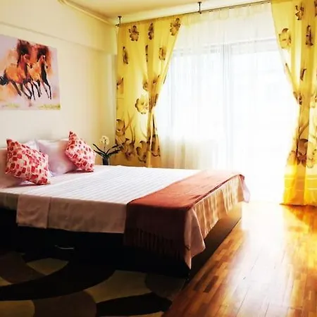 בוקרשט City Center Unirii Square Private Rooms With City View - Shared Amenities מראה חיצוני תמונה