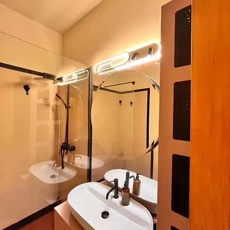 בוקרשט City Center Unirii Square Private Rooms With City View - Shared Amenities מראה חיצוני תמונה
