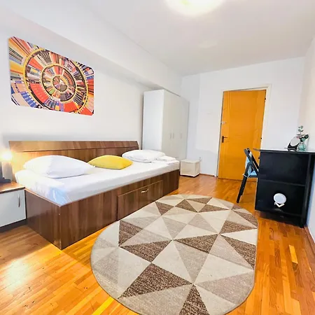בוקרשט City Center Unirii Square Private Rooms With City View - Shared Amenities מראה חיצוני תמונה