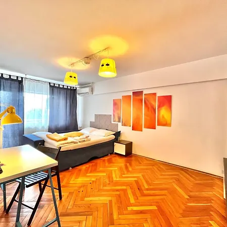 בוקרשט City Center Unirii Square Private Rooms With City View - Shared Amenities מראה חיצוני תמונה