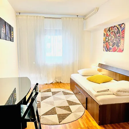 בוקרשט City Center Unirii Square Private Rooms With City View - Shared Amenities חדר תמונה