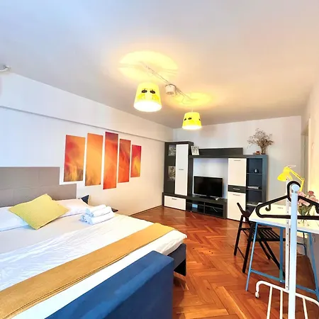 בוקרשט City Center Unirii Square Private Rooms With City View - Shared Amenities מראה חיצוני תמונה